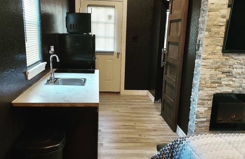 Brazoria Cabina | Intimate Cabin w/ custom shower & Stone Fireplace - Right by the River!