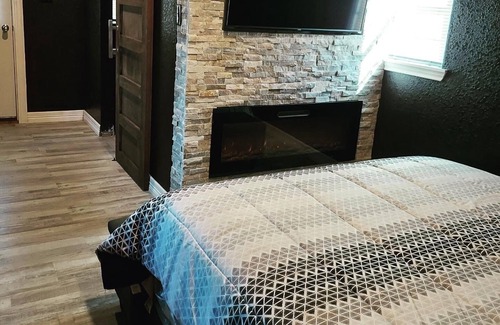 Brazoria Cabina | Intimate Cabin w/ custom shower & Stone Fireplace - Right by the River!