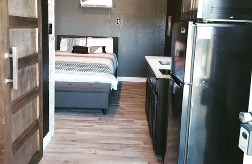 Brazoria Cabina | Intimate Cabin w/ custom shower & Stone Fireplace - Right by the River!