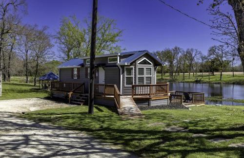 Emory Casa | Intimate Chic Cabin Suitable for Four with Private Deck in Texas