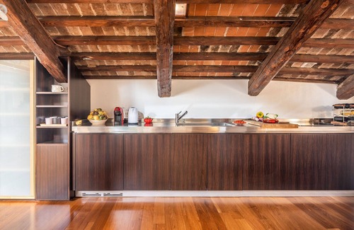 Santa Croce Apartamento | Intimate Grand Canal Penthouse Loft with Terrace