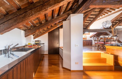 Santa Croce Apartamento | Intimate Grand Canal Penthouse Loft with Terrace