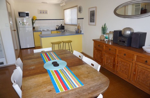 Inverloch Casa | Inverloch Beach Retreat: ¡relájese en la comodidad del aire acondicionado durante todo el año!