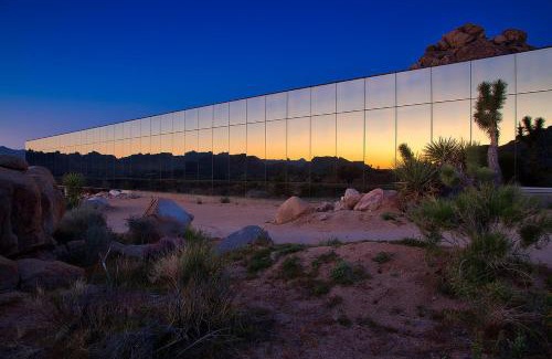Monument Manor Casa | Invisible House Joshua Tree Modern Masterpiece