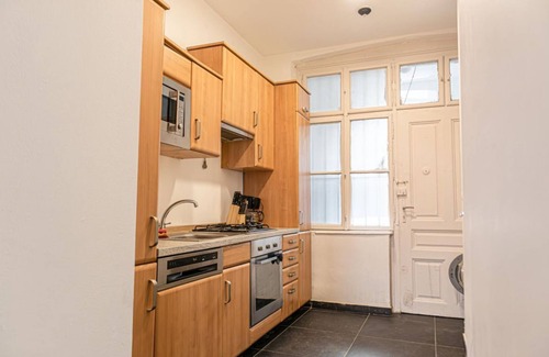 Meidling Apartamento | Inviting 1BR Apt. Near U6 Station