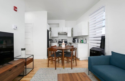 Plateau Mont Royal Apartamento | Inviting 2BR1B in Gay Village & Downtown