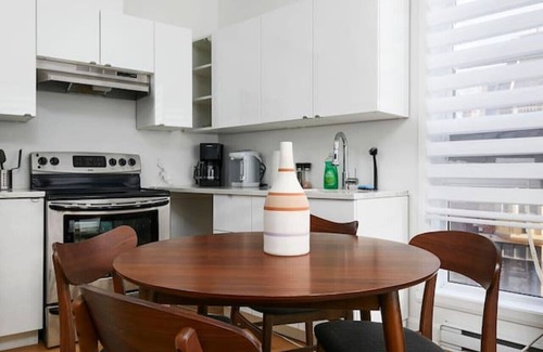 Plateau Mont Royal Apartamento | Inviting 2BR1B in Gay Village & Downtown