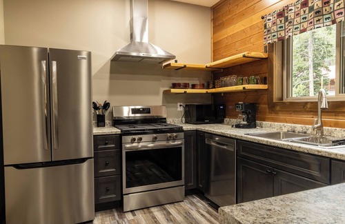 Cooke City-Silver Gate Cabina | Inviting 3-Bedroom Retreat with Mountain Views – Minutes from Yellowstone’s Northeast Entrance