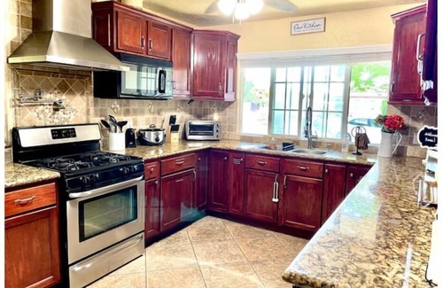 Clovis Casa | Inviting 3bd/2ba Clovis home w/pool, jacuzzi,gym.