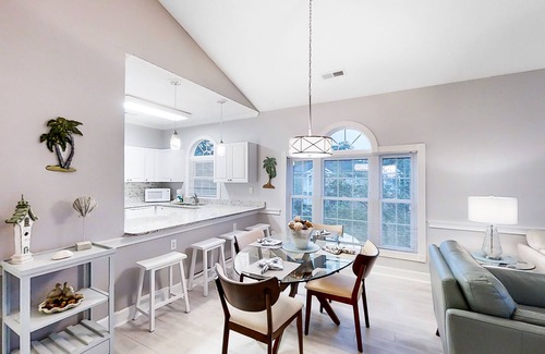 Myrtle Beach Condominio | Inviting 3rd floor condo with pool, fitness area, golf, central AC, & W/D