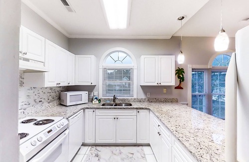 Myrtle Beach Condominio | Inviting 3rd floor condo with pool, fitness area, golf, central AC, & W/D