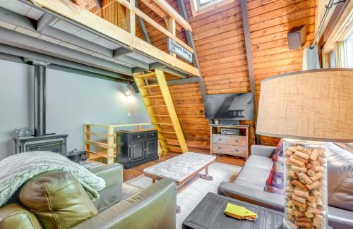 Warren Casa | Inviting A-Frame Cabin with Saltwater Hot Tub!