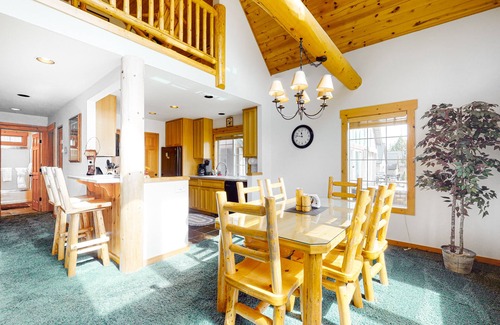 Redmond Chalet De Esquí | Inviting chalet with private hot tub, grill, 3 pools, hot tub, gym, & tennis