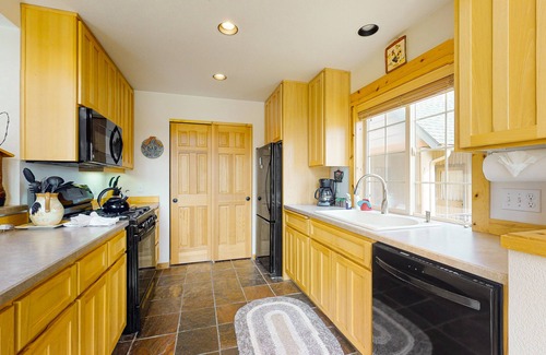 Redmond Chalet De Esquí | Inviting chalet with private hot tub, grill, 3 pools, hot tub, gym, & tennis