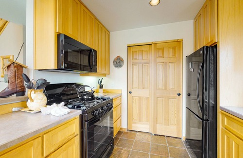 Redmond Chalet De Esquí | Inviting chalet with private hot tub, grill, 3 pools, hot tub, gym, & tennis