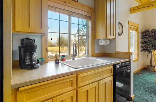 Redmond Chalet De Esquí | Inviting chalet with private hot tub, grill, 3 pools, hot tub, gym, & tennis