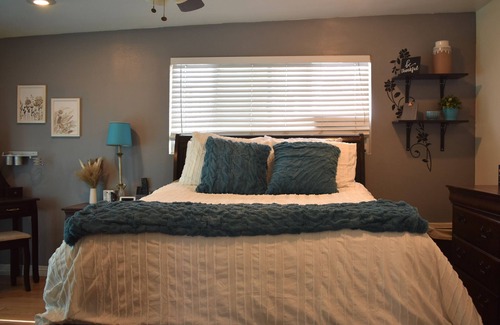Lancaster Casa | Inviting Comfy Home Sleeps 8 Gated Pool 5 TVs