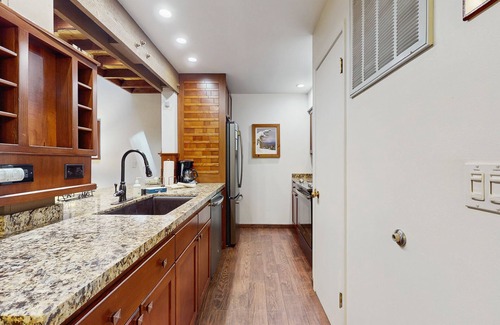 South Lake Tahoe Condominio | Inviting condo near skiing with lake/beach access, pools, & hot tubs