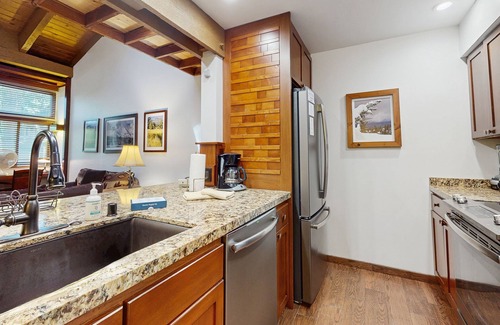 South Lake Tahoe Condominio | Inviting condo near skiing with lake/beach access, pools, & hot tubs