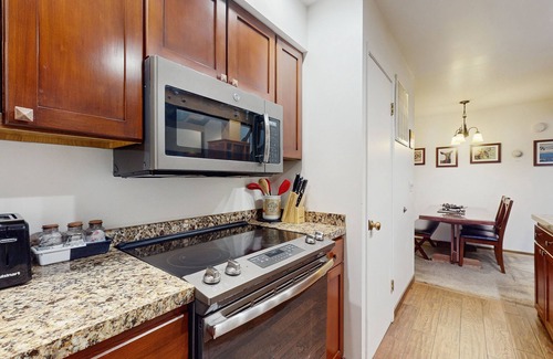 South Lake Tahoe Condominio | Inviting condo near skiing with lake/beach access, pools, & hot tubs