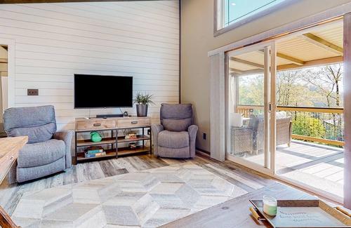 Marshall Casa | Inviting dog-friendly home with fitness area, firepit, central AC, & W/D