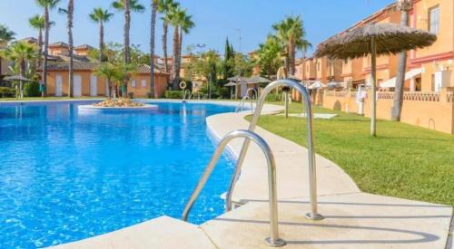Lepe Casa | Inviting house in Lepe with shared pool.
