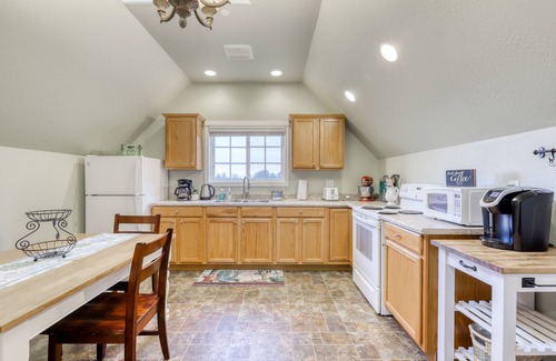 McKinleyville Casa | Casa acogedora con un patio tranquilo para relajarse y barbacoa, ¡cerca de playas y secuoyas!