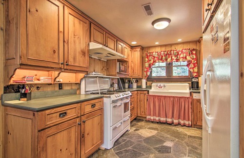 Tahoma Cabina | Inviting Lake Tahoe Escape w/ Yard & Fireplace!