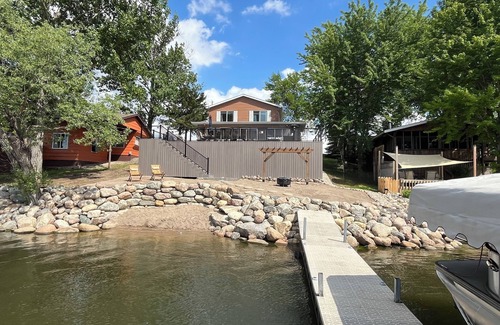 Aberdeen Casa | Inviting lakefront property on the shore of Richmond Lake