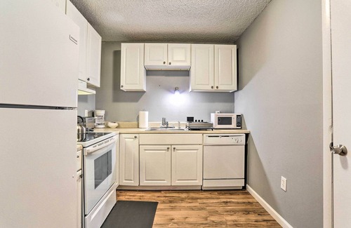 Mount Pocono Condominio | Inviting Poconos Getaway w/ Deck: Ski & Hike!