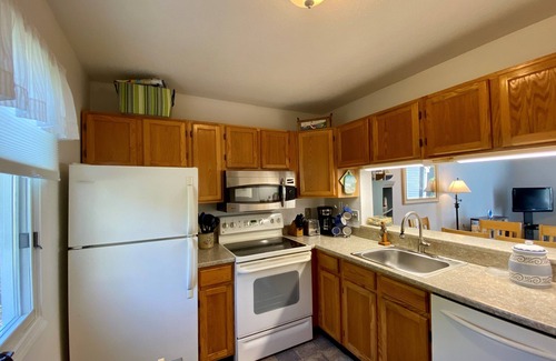 Brewster Condominio | Ocean Edge Townhouse, King Bed, Updated, Straight staircase, 2 ACs & pool (fees apply) - HO0611