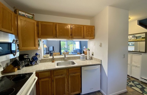 Brewster Condominio | Ocean Edge Townhouse, King Bed, Updated, Straight staircase, 2 ACs & pool (fees apply) - HO0611