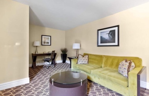 Corte Madera Hotel | Inviting Unit w/ Kitchen | Courtyard | Outdoor Pool | Free Parking