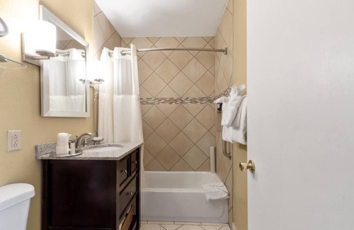 Corte Madera Hotel | Inviting Unit w/ Kitchen | Courtyard | Outdoor Pool | Free Parking