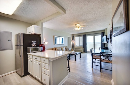Northeast Virginia Beach Apartamento | Inviting Virginia Beach Condo w/ Community Pool