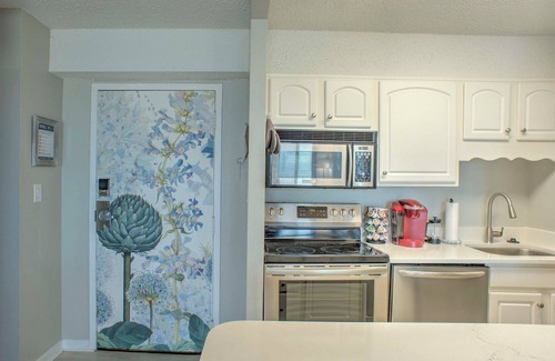 Northeast Virginia Beach Apartamento | Inviting Virginia Beach Condo w/ Community Pool