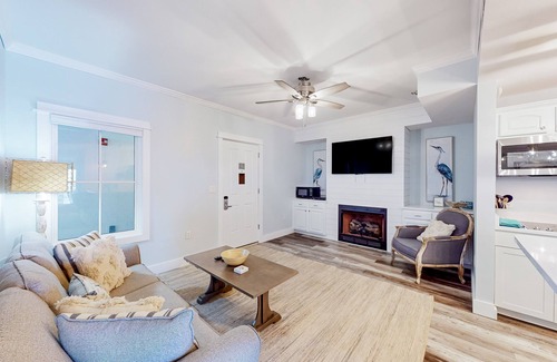 Sunnyside Condominio | Inviting waterfront condo with heated outdoor pool, balcony, AC, & hot tub