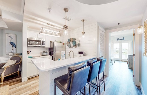 Sunnyside Condominio | Inviting waterfront condo with heated outdoor pool, balcony, AC, & hot tub