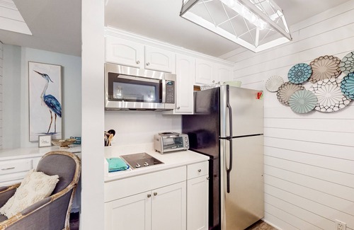 Sunnyside Condominio | Inviting waterfront condo with heated outdoor pool, balcony, AC, & hot tub