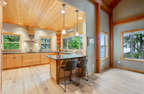 Hoodsport Casa | Inviting waterfront home with game room, mountain view & kayaks