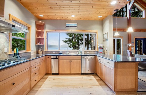 Hoodsport Casa | Inviting waterfront home with game room, mountain view & kayaks