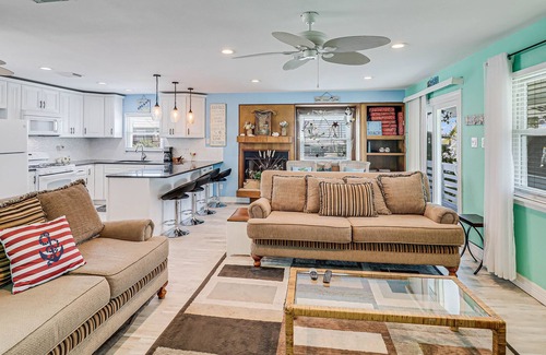 Palm Harbor Casa | Inviting waterfront home with balcony, full kitchen, W/D, & dog-friendly