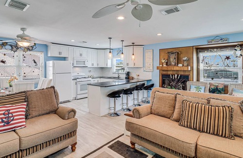 Palm Harbor Casa | Inviting waterfront home with balcony, full kitchen, W/D, & dog-friendly