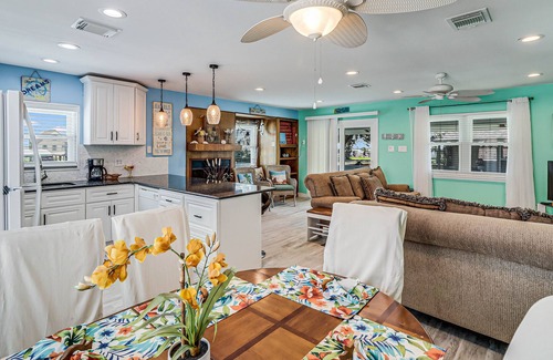 Palm Harbor Casa | Inviting waterfront home with balcony, full kitchen, W/D, & dog-friendly