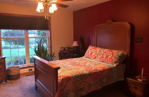Milford Cama Y Desayuno | Iona Inn 1st floor bedroom with 1 double bed and private bathroom