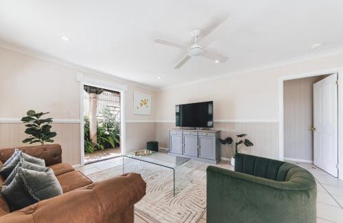 Eastern Heights Casa | Ipswich Central Colonial 4&2 house + 2&1 apartment