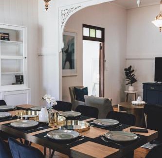Eastern Heights Casa | Ipswich Central Colonial 4&2 house + 2&1 apartment