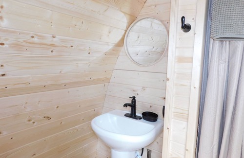 Eureka Springs Cabaña | Iris Hill Glamping - 4ª noche de la saga "Ginny" GRATIS