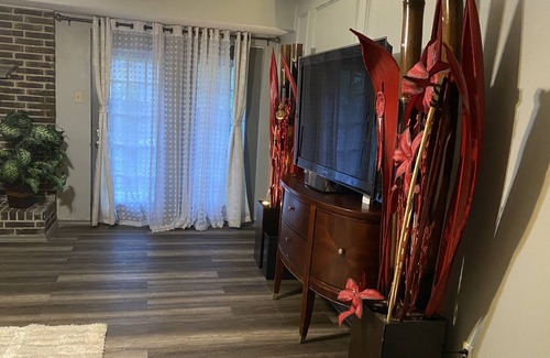 West Arlington Casa | Iris Lane Cozy 3BR near Arlington ent.district