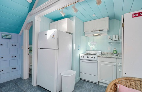 Yarmouth Cabaña | Irish Mist is your charming beachside retreat on Nantucket Sound